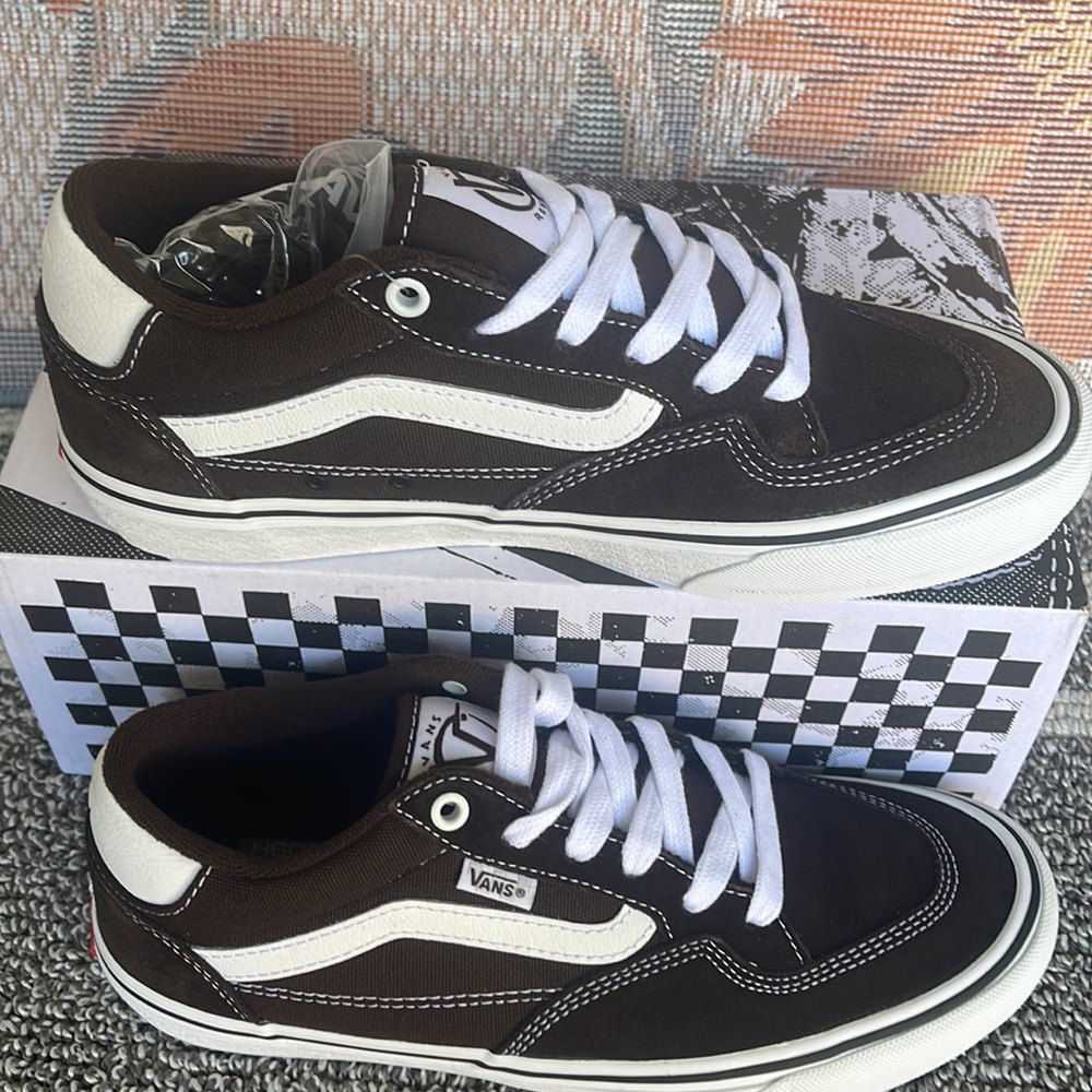 Vans Men’s Rowan
Dark Brown
VN0A5JICDRB
Sneakers - Picture 2 of 16